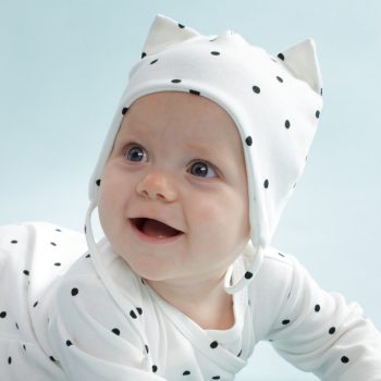   Pinokio - Tres Bien megkötős kislány sapka pöttyös ekrü 74