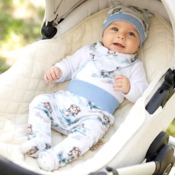   Nini kisfiú Baby Bear Pilot 4 részes repülős macimintás organikus pamut baba szett bodyval, talpas babanadrággal, sapkával és kendővel fehér-kék 62