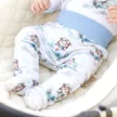 Nini kisfiú Baby Bear Pilot 4 részes repülős macimintás organikus pamut baba szett bodyval, talpas babanadrággal, sapkával és kendővel fehér-kék 62