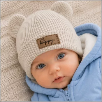   Zyzio & Zuzia uniszex KAZUM kétrétegű kötött sapka fülecskékkel felhajtható fazonban latte bézs 4-8 hónap (42-44 cm)