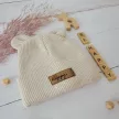 Zyzio & Zuzia uniszex KAZUM kétrétegű kötött sapka fülecskékkel felhajtható fazonban latte bézs 4-8 hónap (42-44 cm)