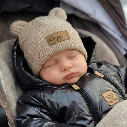 Zyzio & Zuzia uniszex KAZUM kétrétegű kötött baba sapka fülecskékkel felhajtható fazonban karamellbarna 0-4 hónap (34-40 cm)