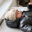 Zyzio & Zuzia uniszex KAZUM kétrétegű kötött baba sapka fülecskékkel felhajtható fazonban karamellbarna 0-4 hónap (34-40 cm)