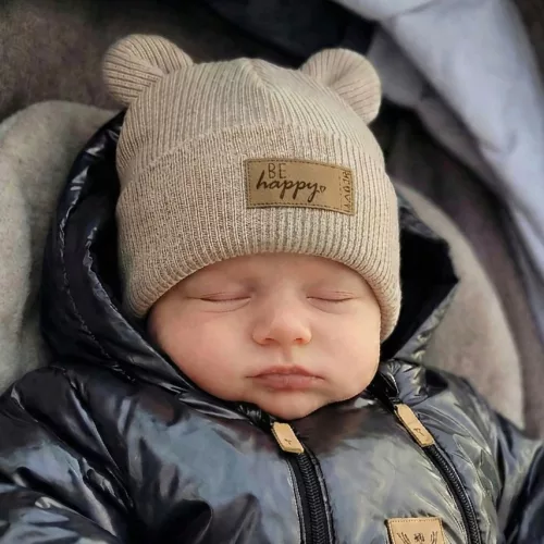 Zyzio & Zuzia uniszex KAZUM kétrétegű kötött baba sapka fülecskékkel felhajtható fazonban karamellbarna 4-8 hónap (42-44 cm)