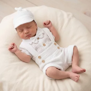   Zyzio & Zuzia kisfiú 4 részes muszlin baba együttes bodyval, kantáros rövidnadrággal, sapkával és csokornyakkendővel hófehér 56