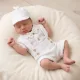 Zyzio & Zuzia kisfiú 4 részes muszlin baba együttes bodyval, kantáros rövidnadrággal, sapkával és csokornyakkendővel hófehér 80