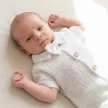 Zyzio & Zuzia kisfiú 4 részes muszlin baba együttes bodyval, kantáros rövidnadrággal, sapkával és csokornyakkendővel hófehér 56