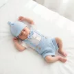 Zyzio & Zuzia kisfiú 4 részes muszlin baba együttes bodyval, kantáros rövidnadrággal, sapkával és csokornyakkendővel világoskék 62