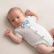 Zyzio & Zuzia kisfiú 4 részes muszlin baba együttes bodyval, kantáros rövidnadrággal, sapkával és csokornyakkendővel világoskék 62