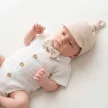 Zyzio & Zuzia kisfiú 4 részes muszlin baba együttes bodyval, kantáros rövidnadrággal, sapkával és csokornyakkendővel homokbézs 62