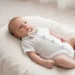 Zyzio & Zuzia kisfiú 4 részes muszlin baba együttes bodyval, kantáros rövidnadrággal, sapkával és csokornyakkendővel homokbézs 62