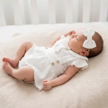   Zyzio & Zuzia kislány 3 részes muszlin baba szett bodyval, vállpántos szoknyával és hajpánttal fehér 56