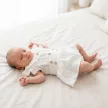 Zyzio & Zuzia kislány 3 részes muszlin baba szett bodyval, vállpántos szoknyával és hajpánttal fehér 74