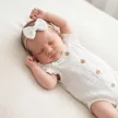 Zyzio & Zuzia kislány 3 részes muszlin baba szett bodyval, vállpántos szoknyával és hajpánttal fehér 74