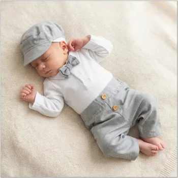   Zyzio & Zuzia kisfiú 4 részes elegáns baba együttes bodyval, nadrággal, csokornyakkendővel és ellenzős sapkával szürke 86