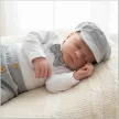 Zyzio & Zuzia kisfiú 4 részes elegáns baba együttes bodyval, nadrággal, csokornyakkendővel és ellenzős sapkával szürke 86