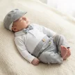 Zyzio & Zuzia kisfiú 4 részes elegáns baba együttes bodyval, nadrággal, csokornyakkendővel és ellenzős sapkával szürke 86