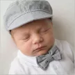 Zyzio & Zuzia kisfiú 4 részes elegáns baba együttes bodyval, nadrággal, csokornyakkendővel és ellenzős sapkával szürke 86