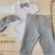 Zyzio & Zuzia kisfiú 4 részes elegáns baba együttes bodyval, nadrággal, csokornyakkendővel és ellenzős sapkával szürke 86