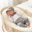 Zyzio & Zuzia kisfiú 4 részes elegáns baba együttes bodyval, nadrággal, csokornyakkendővel és ellenzős sapkával kockás 80