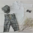 Zyzio & Zuzia kisfiú 4 részes elegáns baba együttes bodyval, nadrággal, csokornyakkendővel és ellenzős sapkával kockás 80