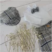Zyzio & Zuzia kisfiú 4 részes elegáns baba együttes bodyval, nadrággal, csokornyakkendővel és ellenzős sapkával kockás 80