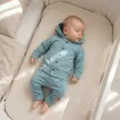 Zyzio & Zuzia kisfiú 2 részes baba melegítő szett gombos kapucnis felsővel és nadrággal tengerkék 56
