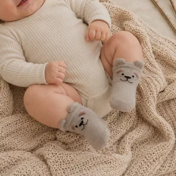   Zyzio & Zuzia uniszex latte bézs macis baba zokni 6-12 hónap