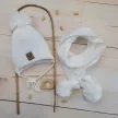 Zyzio & Zuzia uniszex fehér téli megkötős baba sapka sállal pomponnal 56/62 (38-40 cm)
