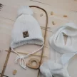 Zyzio & Zuzia uniszex fehér téli megkötős baba sapka sállal pomponnal 56/62 (38-40 cm)
