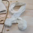 Zyzio & Zuzia uniszex fehér téli megkötős baba sapka sállal pomponnal 56/62 (38-40 cm)