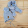 Zyzio & Zuzia kisfiú világoskék téli megkötős baba sapka sállal pomponnal 56/62 (38-40 cm)