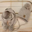 Zyzio & Zuzia uniszex homokbézs téli megkötős baba sapka sállal pomponnal 80/86 (46-48 cm)