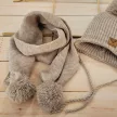 Zyzio & Zuzia uniszex homokbézs téli megkötős baba sapka sállal pomponnal 80/86 (46-48 cm)