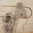 Zyzio & Zuzia uniszex homokbézs téli megkötős baba sapka sállal pomponnal 80/86 (46-48 cm)