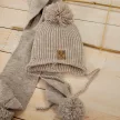 Zyzio & Zuzia uniszex homokbézs téli megkötős baba sapka sállal pomponnal 80/86 (46-48 cm)