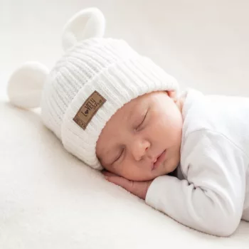   Zyzio & Zuzia uniszex KAZUM kötött baba sapka fülecskékkel kókuszkrém 68/74 (42-44 cm)