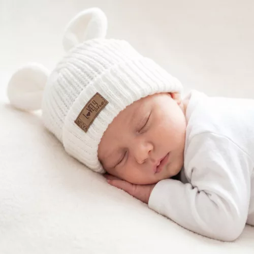 Zyzio & Zuzia uniszex KAZUM kötött baba sapka fülecskékkel kókuszkrém 80/86 (46-48 cm)