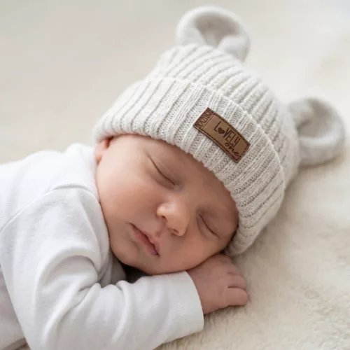 Zyzio & Zuzia uniszex KAZUM kötött baba sapka fülecskékkel kapucsínóbarna 56/62 (38-40 cm)
