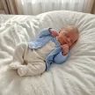 Zyzio & Zuzia kisfiú KAZUM 3 részes elegáns baba együttes rugdalózóval, zakóval és sapkával babakék 50