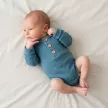 Zyzio & Zuzia kisfiú babával növekvő bordázott hosszú ujjú pamut body acélkék 68/74
