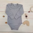 Zyzio & Zuzia kisfiú babával növekvő bordázott hosszú ujjú pamut body onyx 80/86