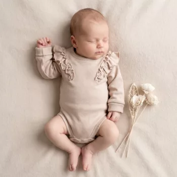   Zyzio & Zuzia kislány babával együtt növő hosszú ujjú body fodorral bézs 56/62