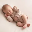 Zyzio & Zuzia kislány babával együtt növő hosszú ujjú body fodorral bézs 56/62