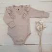 Zyzio & Zuzia kislány babával együtt növő hosszú ujjú body fodorral bézs 56/62