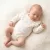 Zyzio & Zuzia kislány babával együtt növő hosszú ujjú body fodorral ekrü 56/62