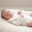 Zyzio & Zuzia kislány babával együtt növő hosszú ujjú body fodorral ekrü 56/62