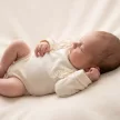 Zyzio & Zuzia kislány babával együtt növő hosszú ujjú body fodorral ekrü 56/62