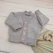 Zyzio & Zuzia kisfiú mogyoróbarna elegáns kötött baba kardigán gombokkal 68