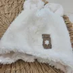 Zyzio & Zuzia uniszex teddy anyagú baba sapka nyálkendővel ekrü 68/74